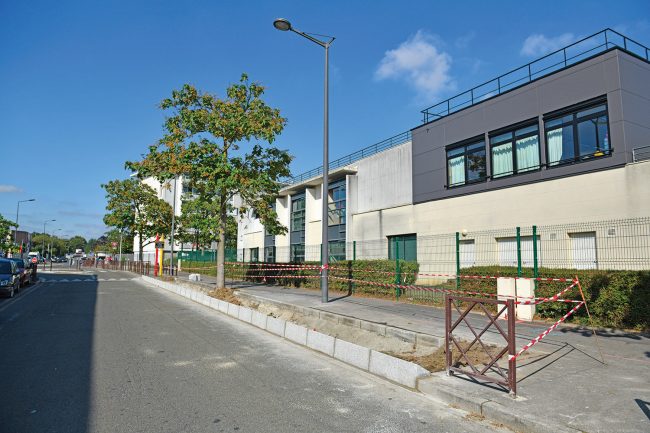Plaine Commune - Travaux de plantation devant les écoles - Ville de Stains