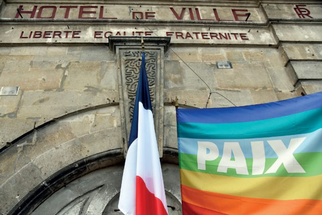 Sur le fronton de la mairie, le drapeau de la paix flotte - 1 - Ville de Stains
